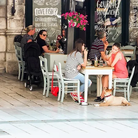 Old Square Apartment *