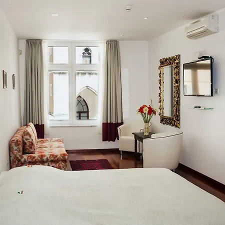 Old Square Apartment *